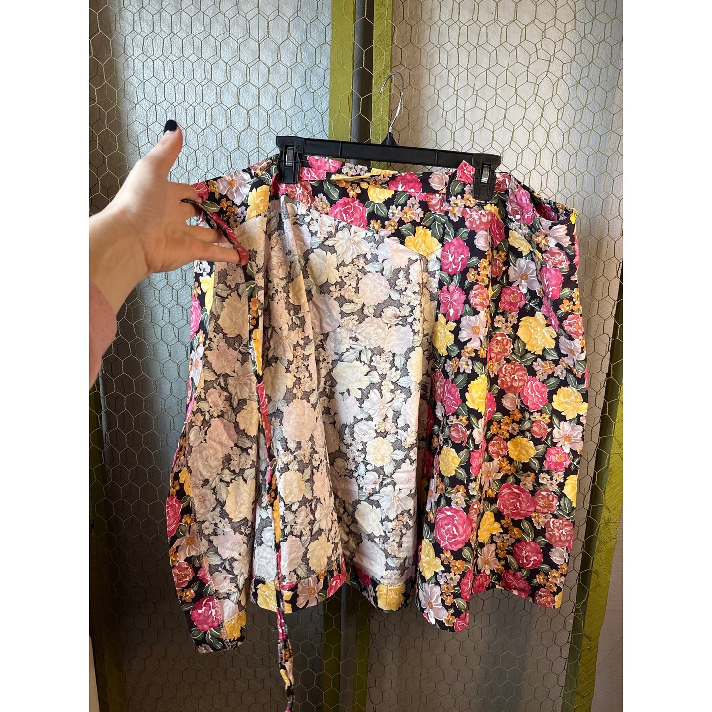 Vintage Knee Length Floral Wrap Skirt Flattering Roses Daisies Violets Summer