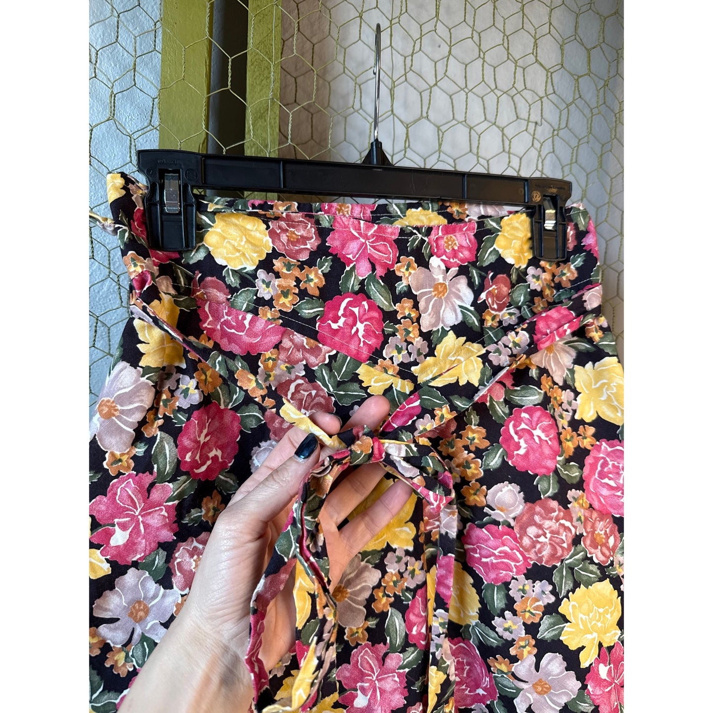 Vintage Knee Length Floral Wrap Skirt Flattering Roses Daisies Violets Summer