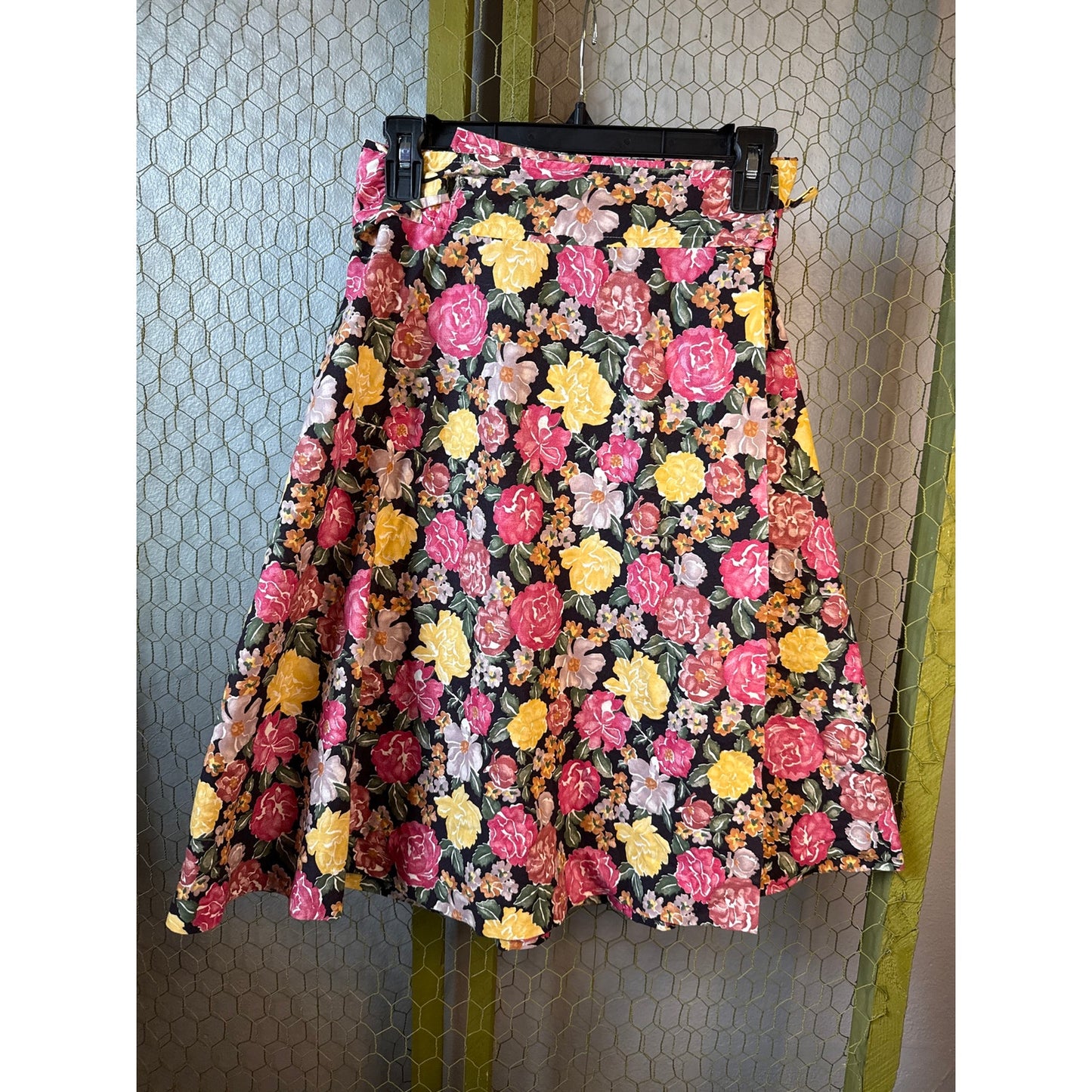 Vintage Knee Length Floral Wrap Skirt Flattering Roses Daisies Violets Summer