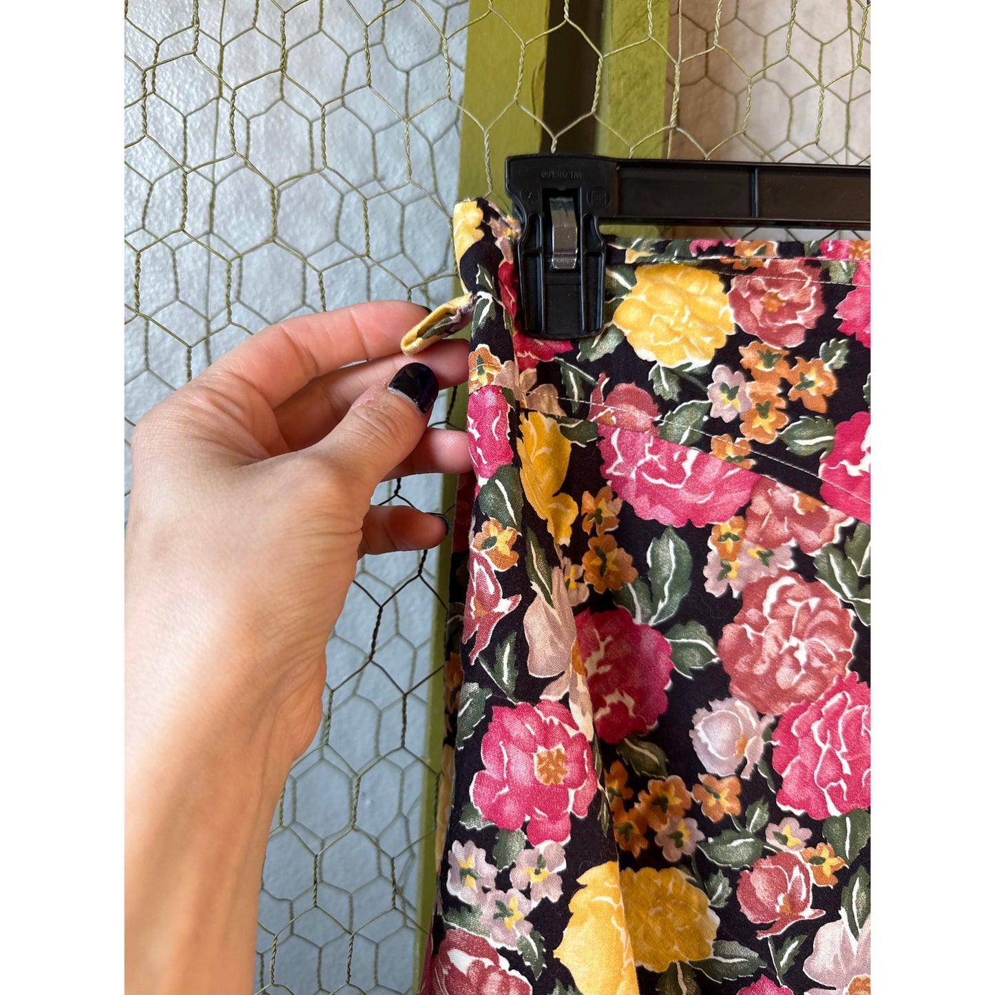 Vintage Knee Length Floral Wrap Skirt Flattering Roses Daisies Violets Summer